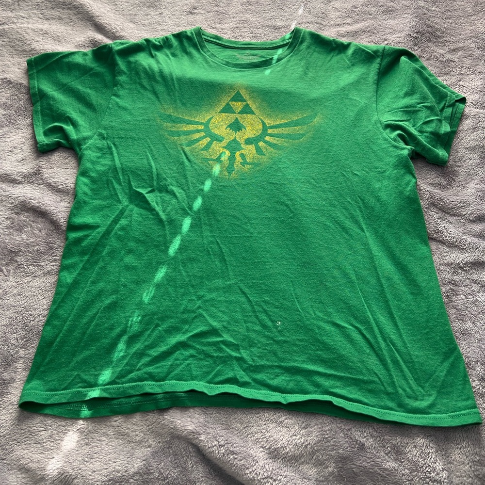 Oversized green t-shirt with cool yellow graphic.